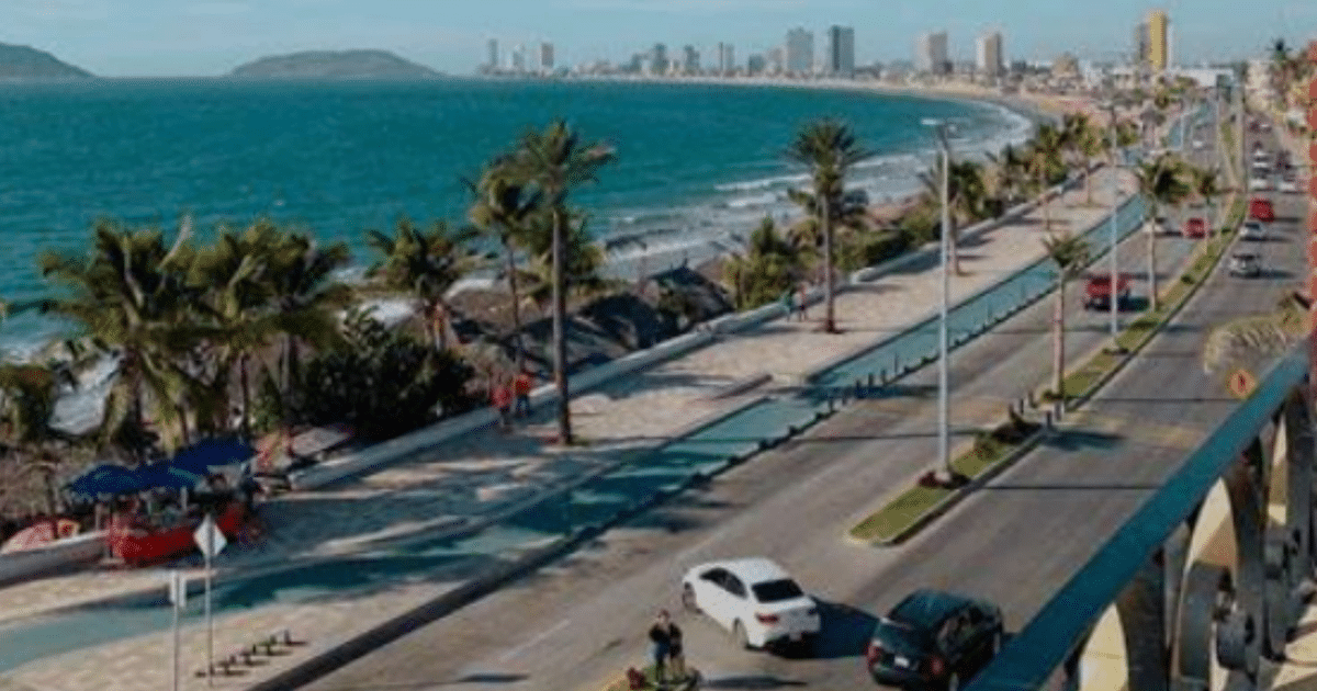 Paisaje costero con palmeras, playa y mar azul durante el desfile de motos 2025.
