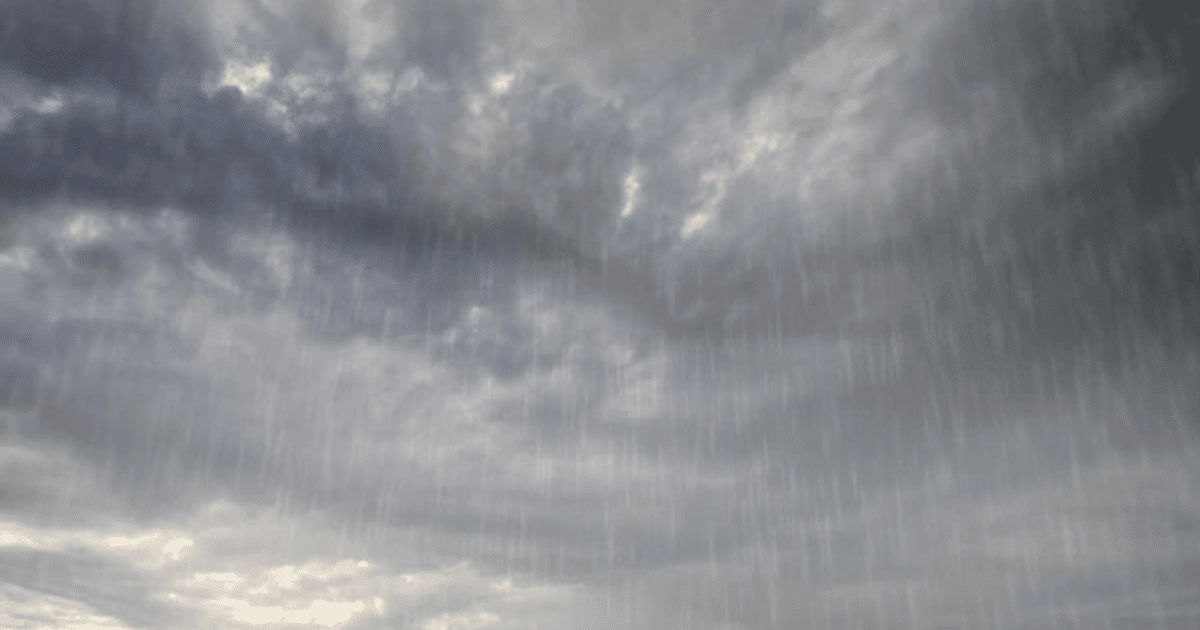 Cielo nuboso con nubes grises y lluvia, simbolizando la sequía en Sinaloa.