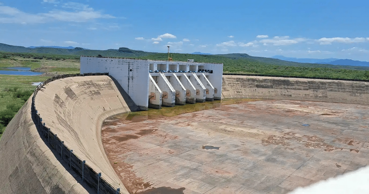 Vista de una presa en Sinaloa con compuertas y un entorno natural, reflejando la sequía extrema en la región.