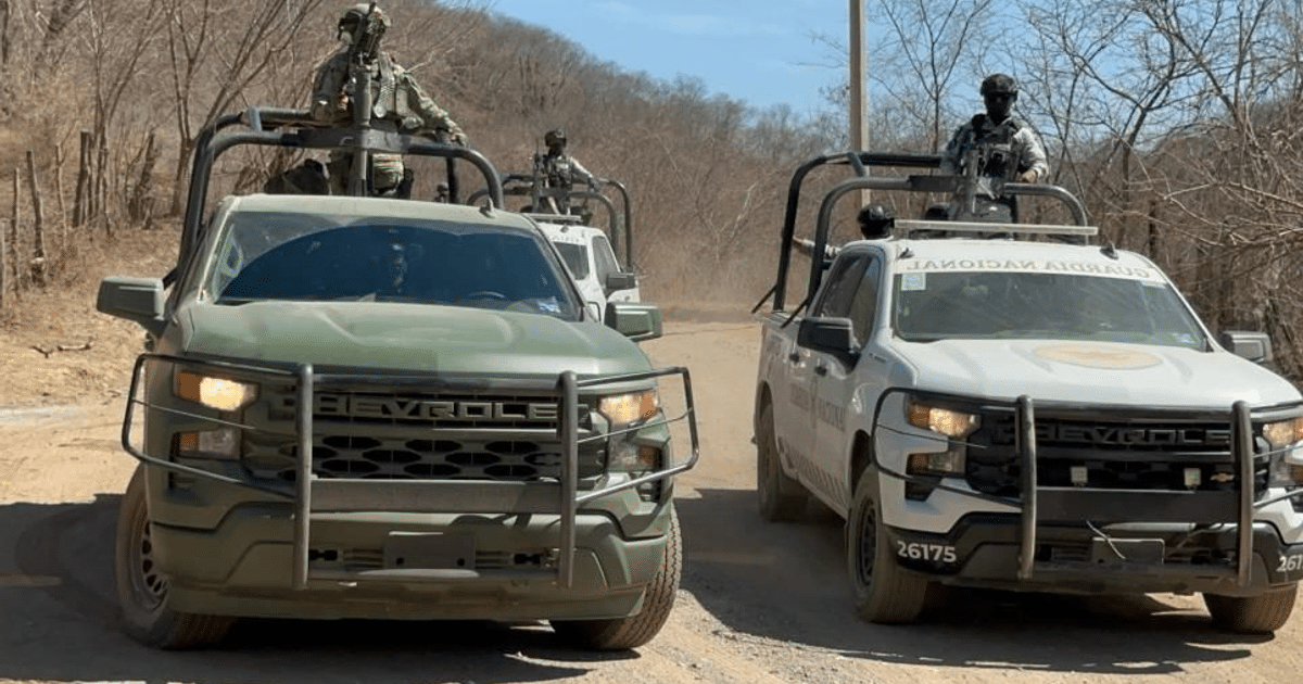 Dos vehículos todoterreno con equipo táctico en un entorno rural durante enfrentamientos en Choix.