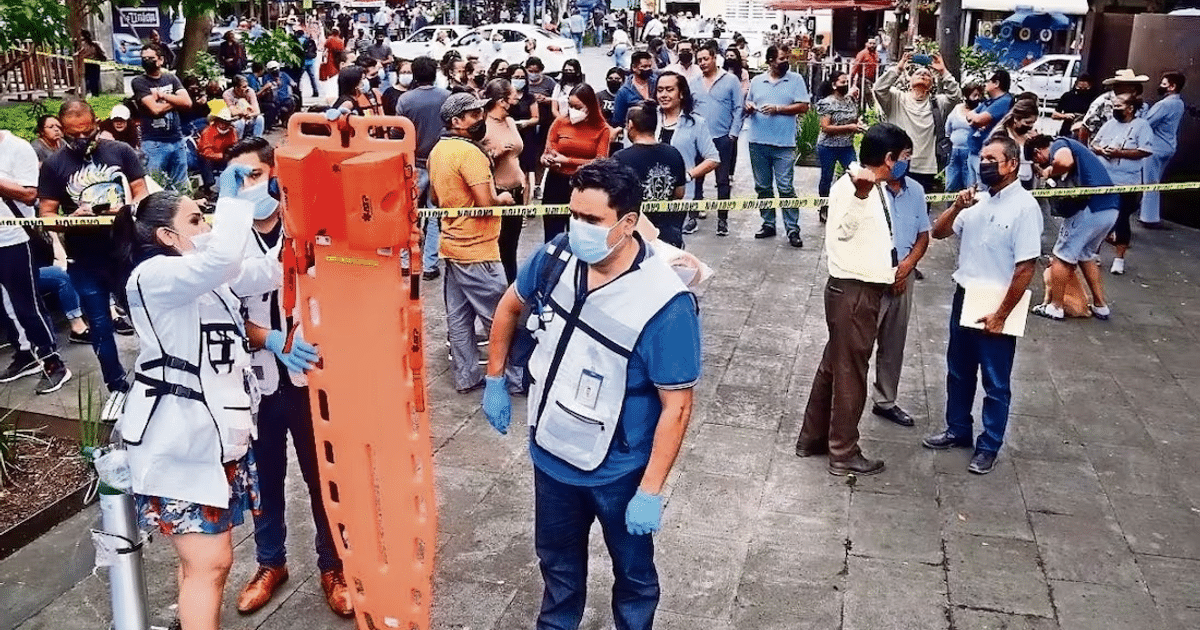 Rescatistas con camilla durante simulacro sísmico en el Estado de México