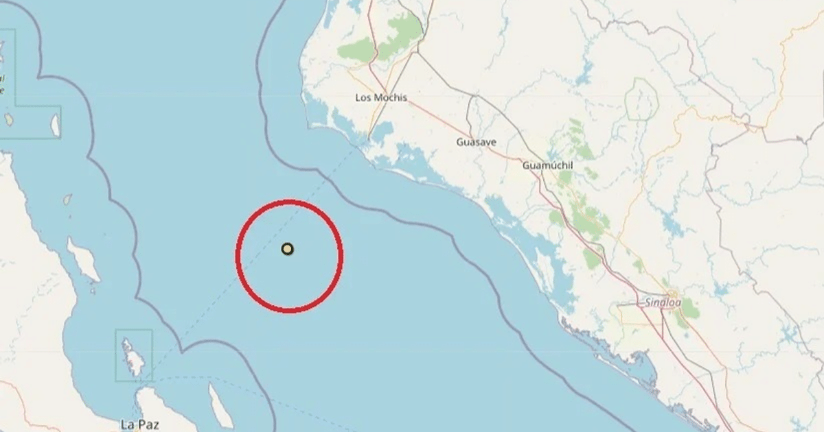 Mapa del epicentro del sismo en Sinaloa, con un punto amarillo en el océano y áreas terrestres cercanas.