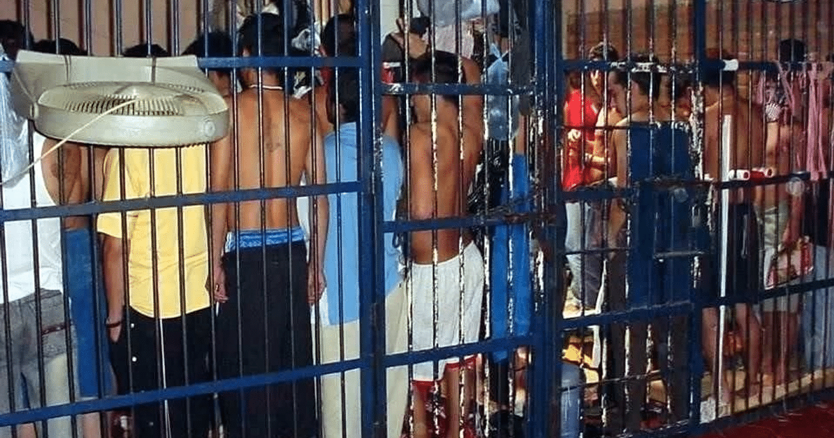 Personas de espaldas en un entorno cerrado con rejas, simbolizando el aumento de la población reclusa en México.