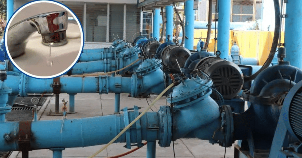 Instalación de tuberías azules y bombas con un grifo goteando, representando el manejo de agua en Mazatlán.
