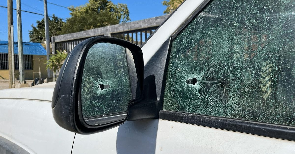 Coche con ventanas rotas y agujeros de bala tras tiroteo en Vistas del Mar