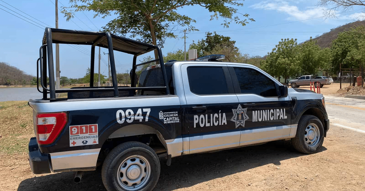 Camioneta de la Policía Municipal de Culiacán en entorno rural, con diseño azul y blanco y número de emergencias 911 visible.
