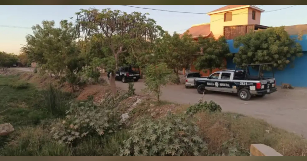 Escena urbana en Culiacán con vehículos policiales y edificios de fondo