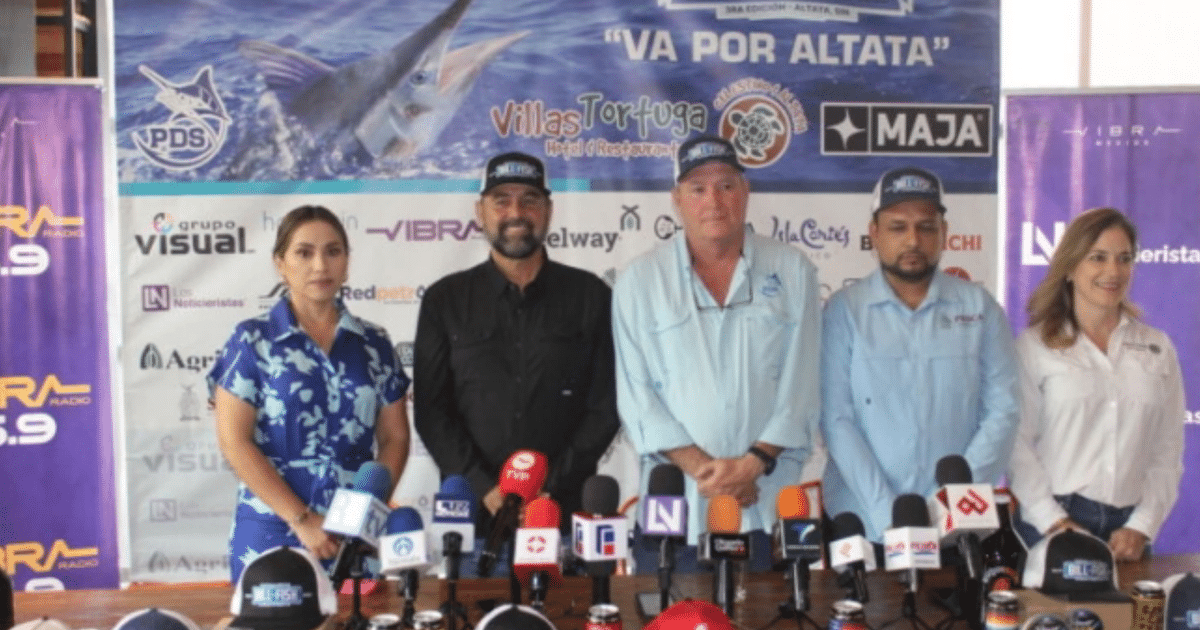 Conferencia de prensa del torneo de pesca Bill+Fish 2025 con micrófonos y logotipos de patrocinadores.