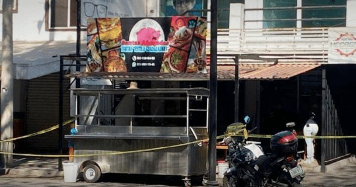 Carrito de comida en calle de Tepic con cinta amarilla de investigación
