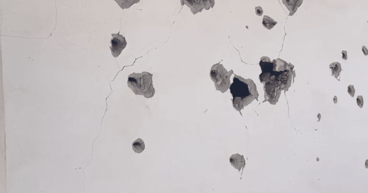 Pared con agujeros y grietas tras ataque armado en Culiacán