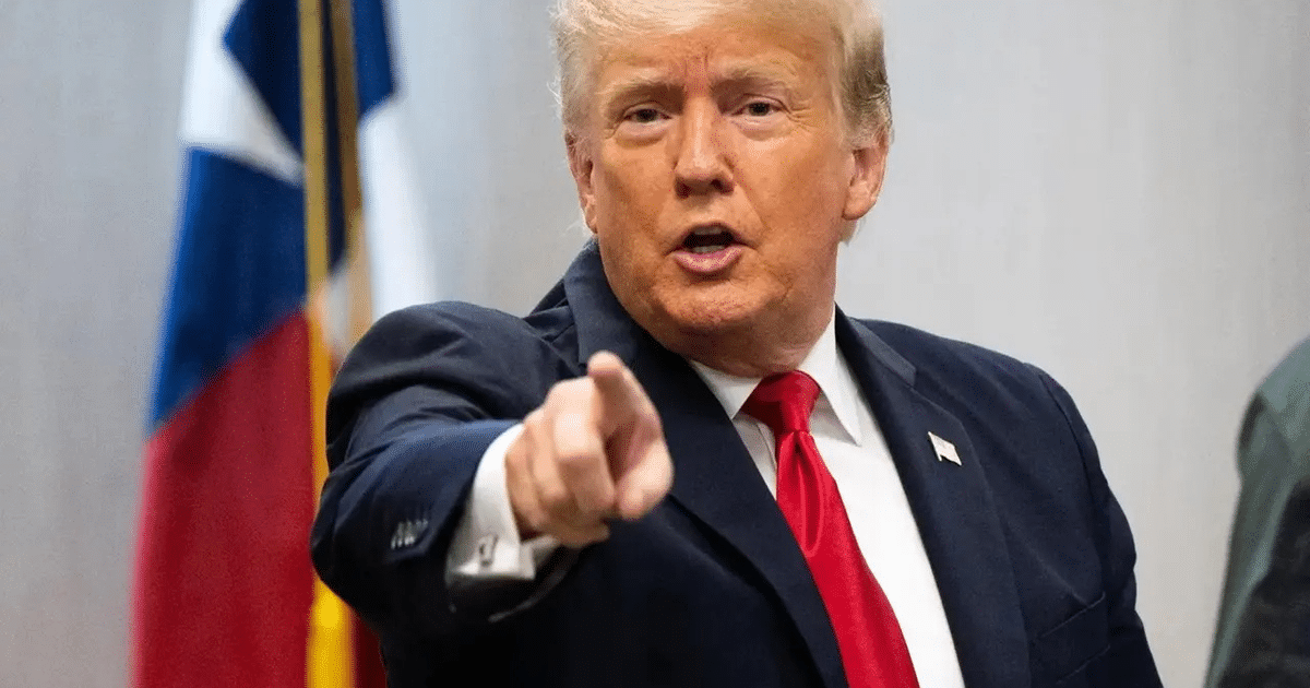 Persona señalando con bandera de fondo, relacionada con el tráfico de fentanilo.