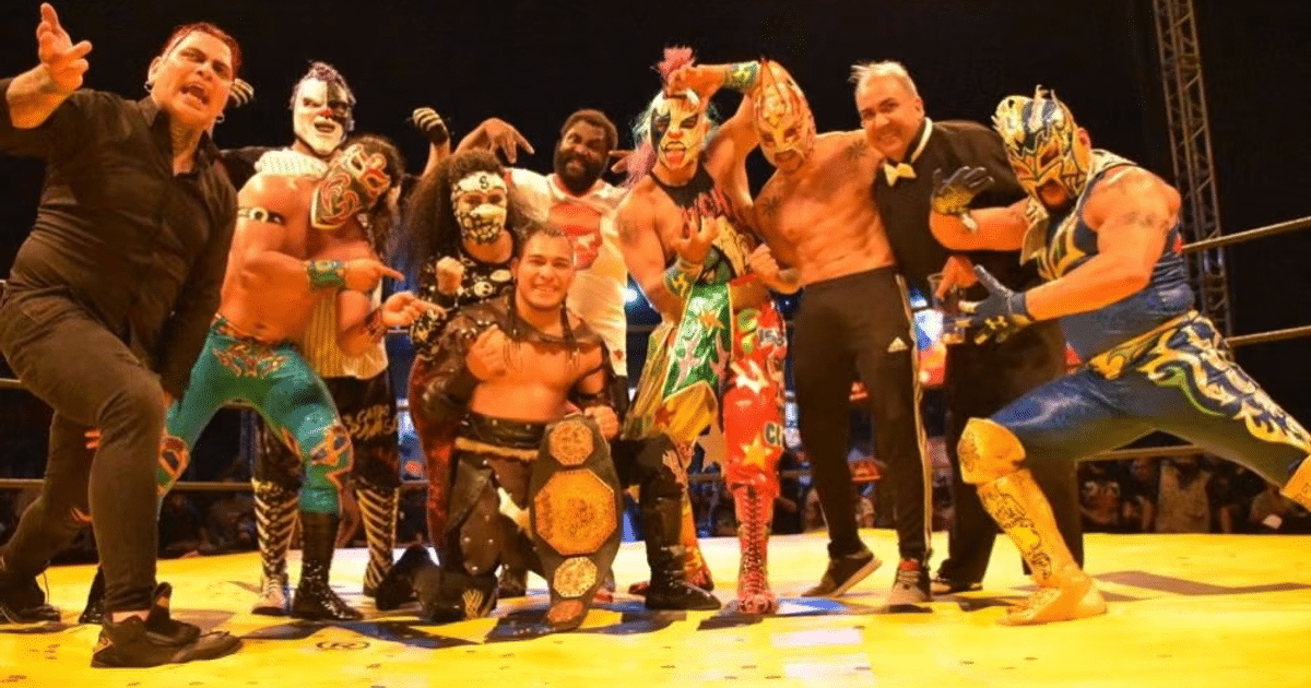 Grupo de luchadores enmascarados posando en el ring durante Triplemanía Regia en Monterrey.