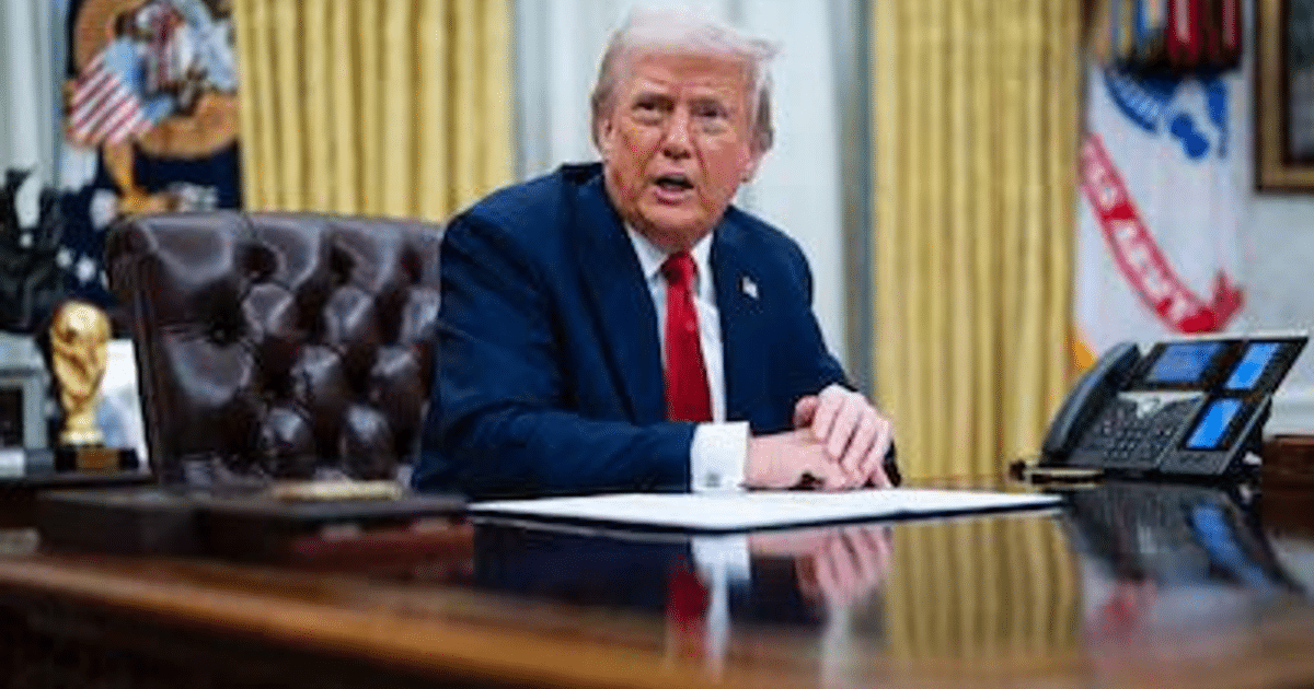 Oficina con escritorio, teléfono y bandera en el contexto del Tratado de Aguas 1944.