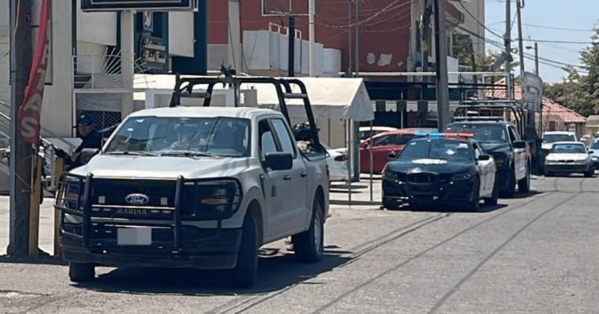 Operativo de seguridad en Culiacán con policía y camioneta en calle urbana