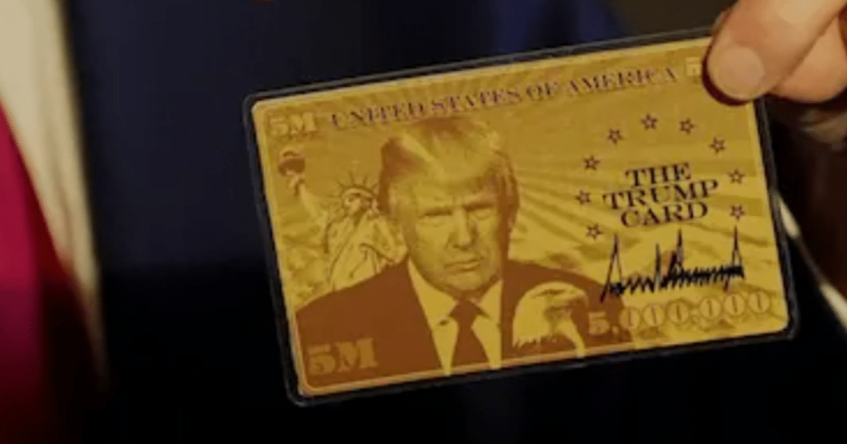 Tarjeta dorada con retrato, Estatua de la Libertad y águila, representando la nueva visa para inversionistas en EE.UU.