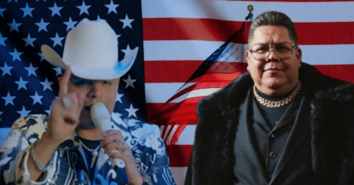 Dos personas frente a la bandera de Estados Unidos, una con sombrero blanco y micrófono, otra con ropa oscura y collar dorado.