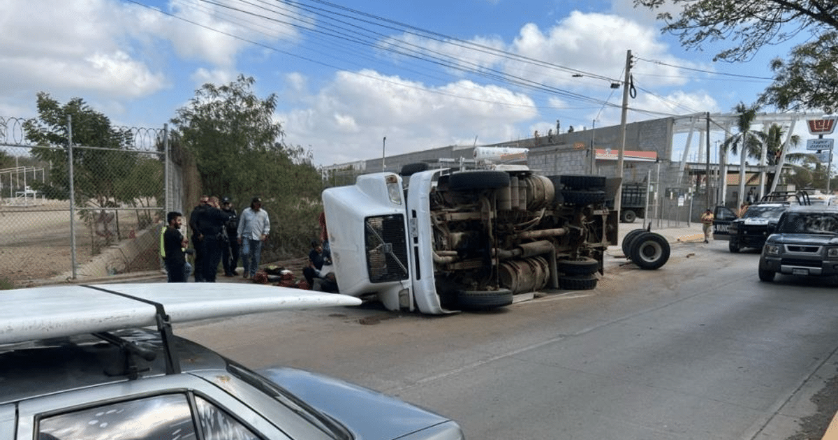 Camión volcado en Mazatlán con fuerzas de seguridad presentes