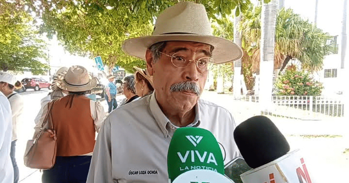 Hombre dando declaración sobre rastreo aéreo con zopilotes entrenados