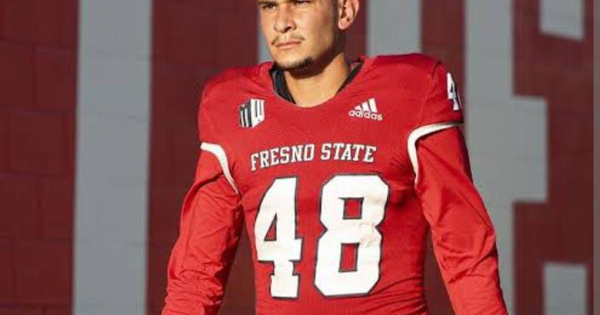 Jugador de Fresno State con uniforme rojo número 48 en un estadio deportivo