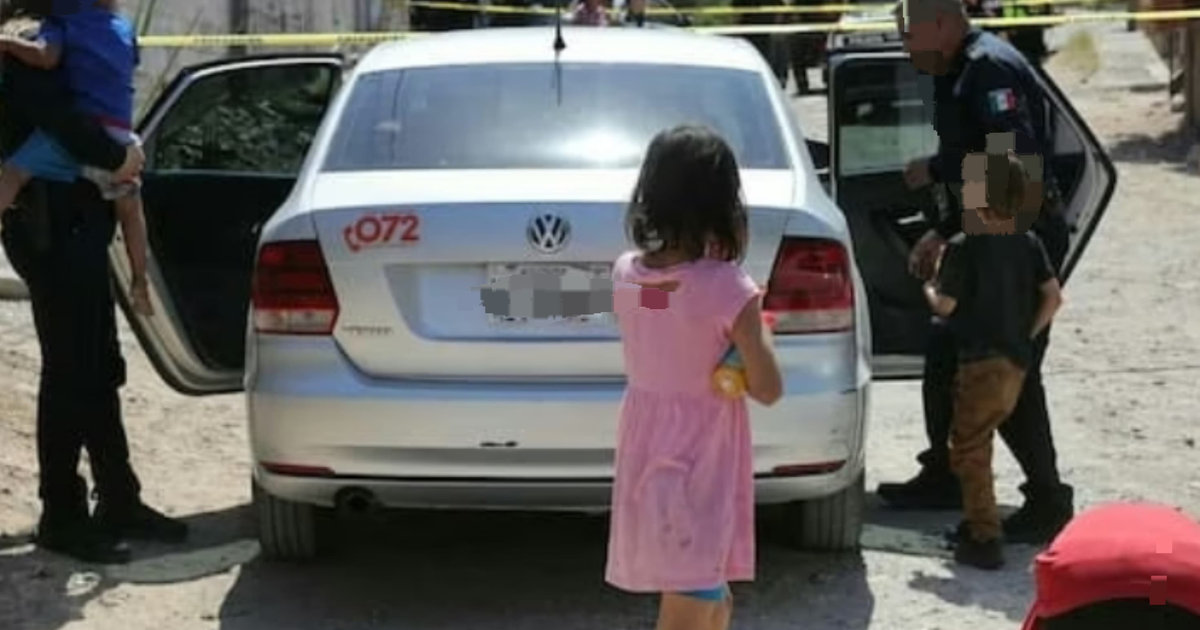 Policías y niños en escena de rescate tras incendio en Hermosillo, Sonora, con vehículo Volkswagen y cinta de barrera amarilla.