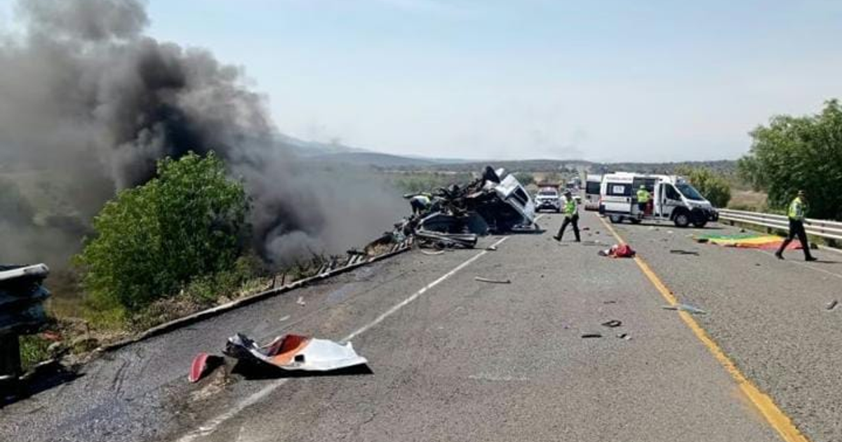 Accidente automovilístico en la autopista Cuacnopalan-Oaxaca con vehículos volcados y servicios de emergencia presentes.