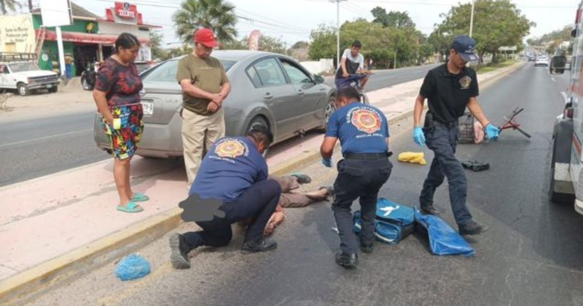 Personal de emergencias atiende a ciclista herido en carretera México 15