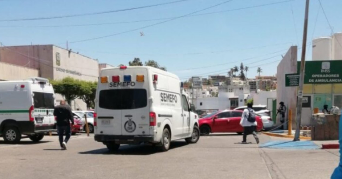 Área de emergencias en hospital de Navolato con unidad del SEMEFO y personas caminando.