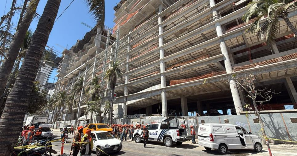 Edificio en construcción en Mazatlán con grúas y vehículos de emergencia tras accidente laboral.