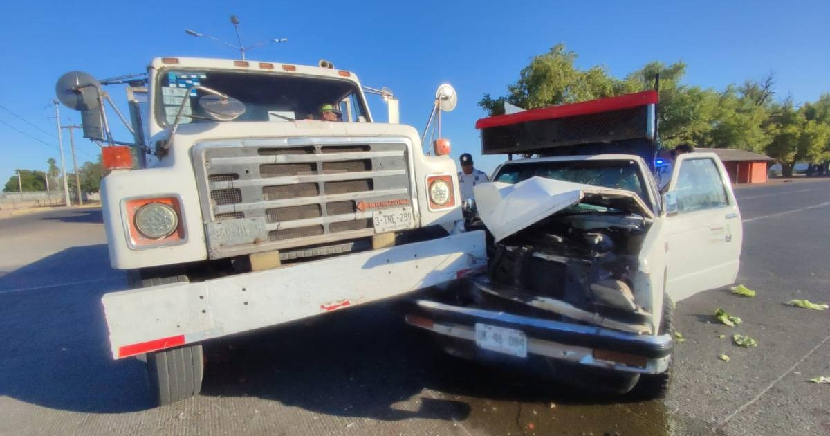 Accidente entre camión y vehículo pequeño en carretera con frutas esparcidas