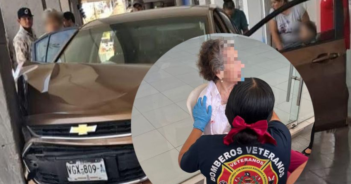 Coche dañado en estacionamiento con personal de emergencia asistiendo a una mujer mayor tras accidente en plaza Insurgentes.