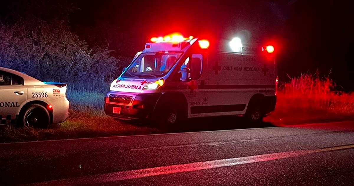Ambulancia y coche de policía en escena de accidente nocturno en Mazatlán