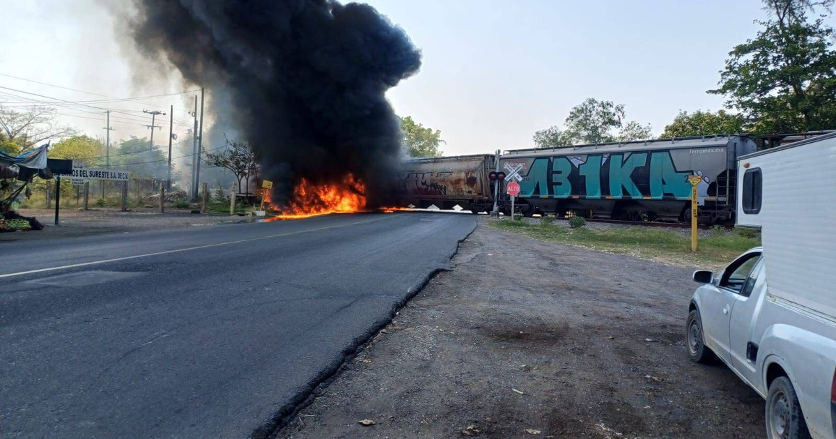 Tren de carga con humo negro tras accidente con pipa de diesel en Veracruz