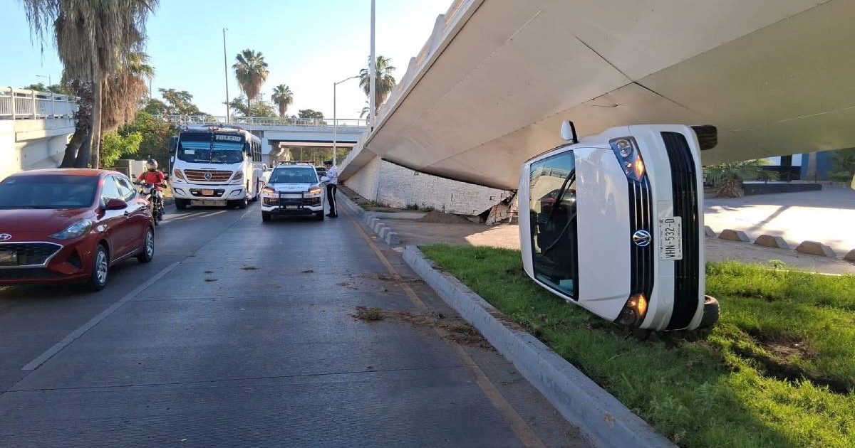Accidente de tráfico en Puente Blanco con Volkswagen Vento volcado