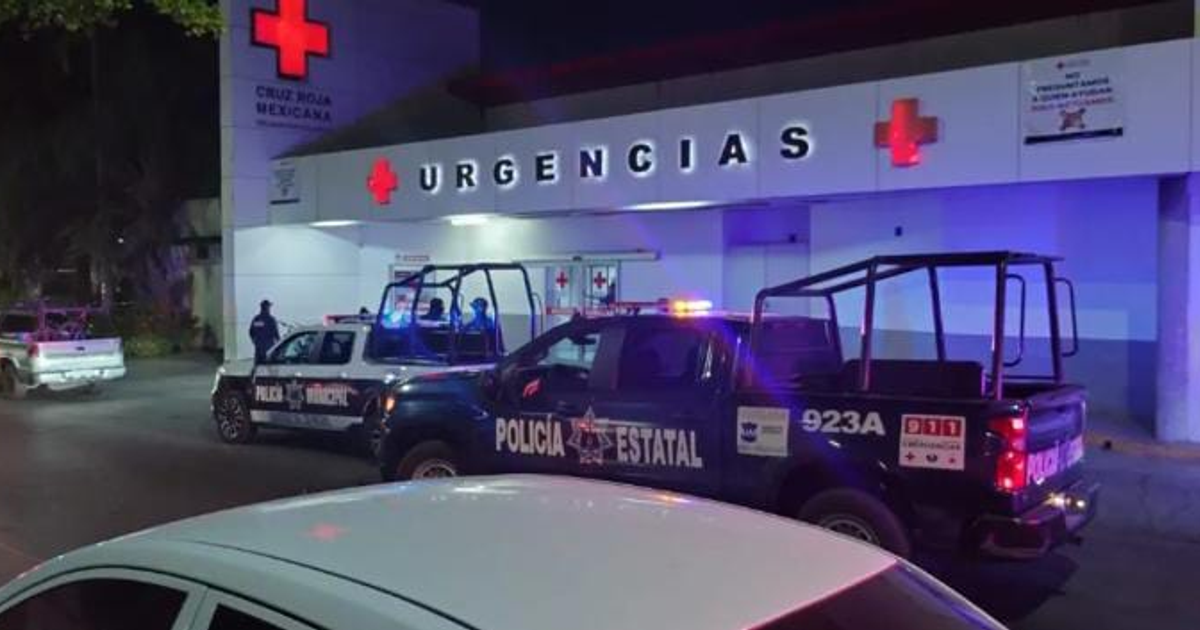 Ambulancias y vehículos policiales en la Cruz Roja de Culiacán durante una emergencia nocturna.