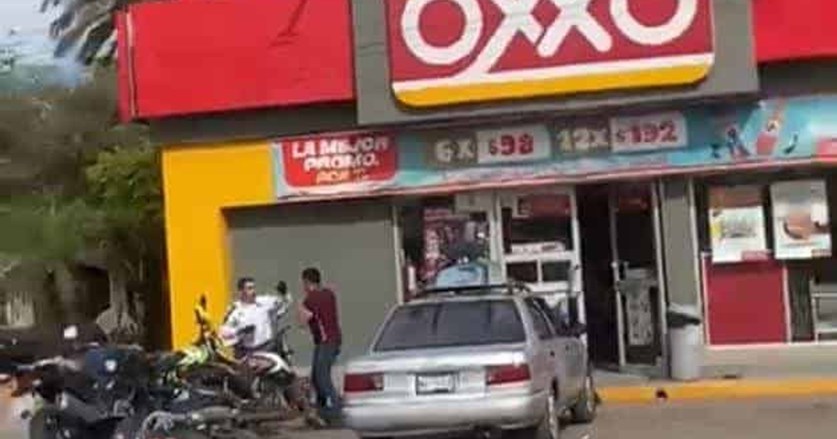 Tienda OXXO en Los Mochis con motocicletas y personas conversando