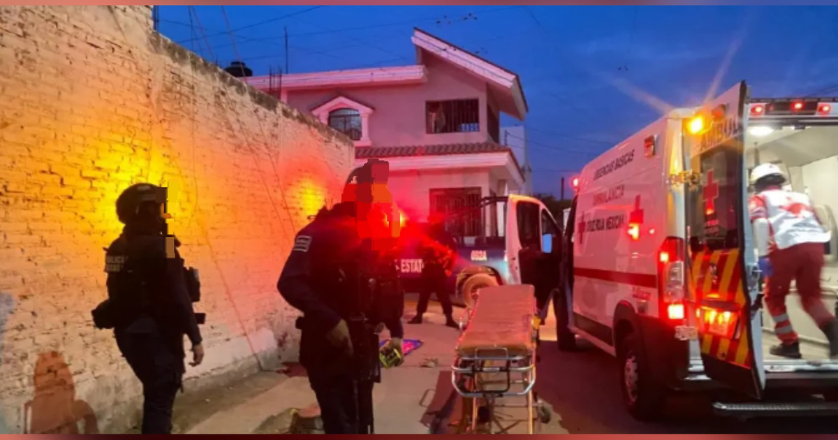 Escena nocturna de emergencia en Culiacán con ambulancia y personal de seguridad