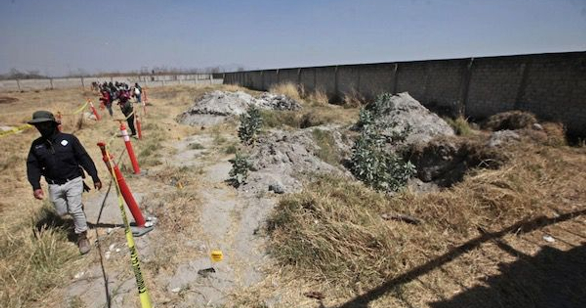 Personas en terreno baldío con señalización y cinta amarilla, vinculado a investigación del CJNG.