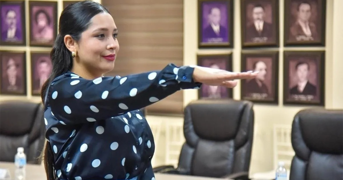 Mujer en blusa de lunares en ceremonia de nombramiento municipal en Ahome