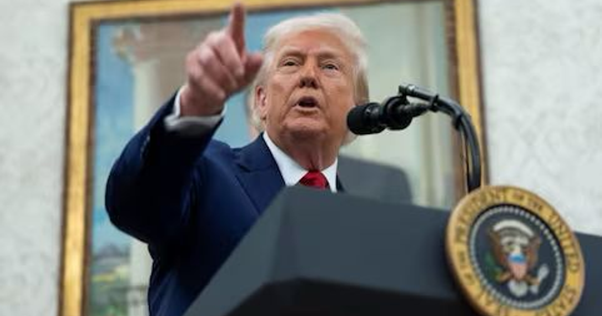 Imagen de un juez con un mazo en una corte, simbolizando la decisión judicial sobre aranceles.