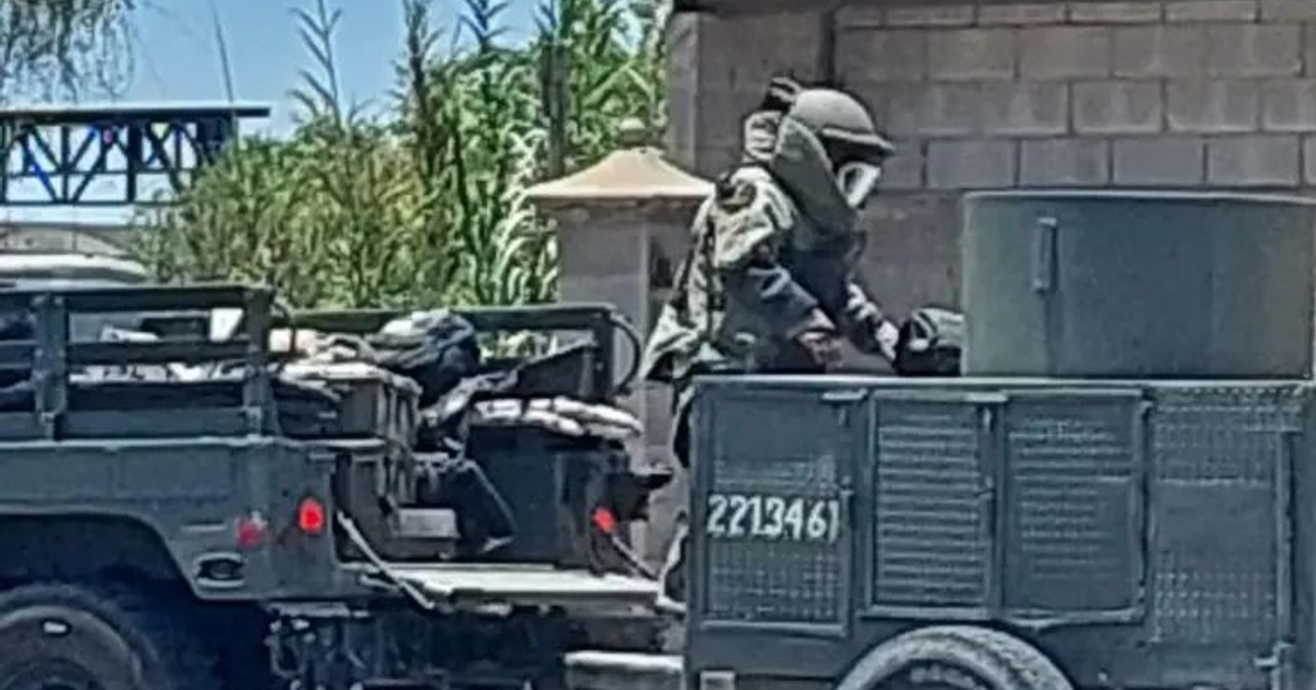 Especialista en traje de protección inspecciona vehículo militar en operativo de seguridad en Navolato.