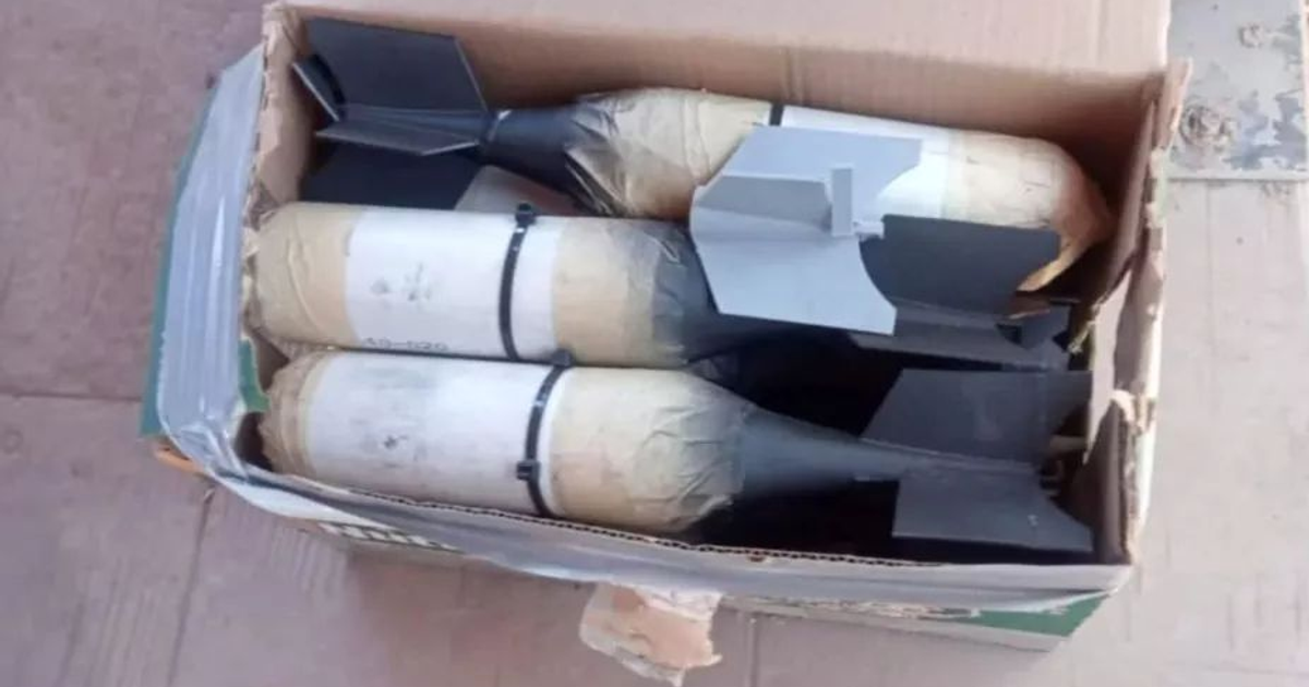 Caja de cartón con dispositivos explosivos improvisados en Colinas de Tamazula, Culiacán.