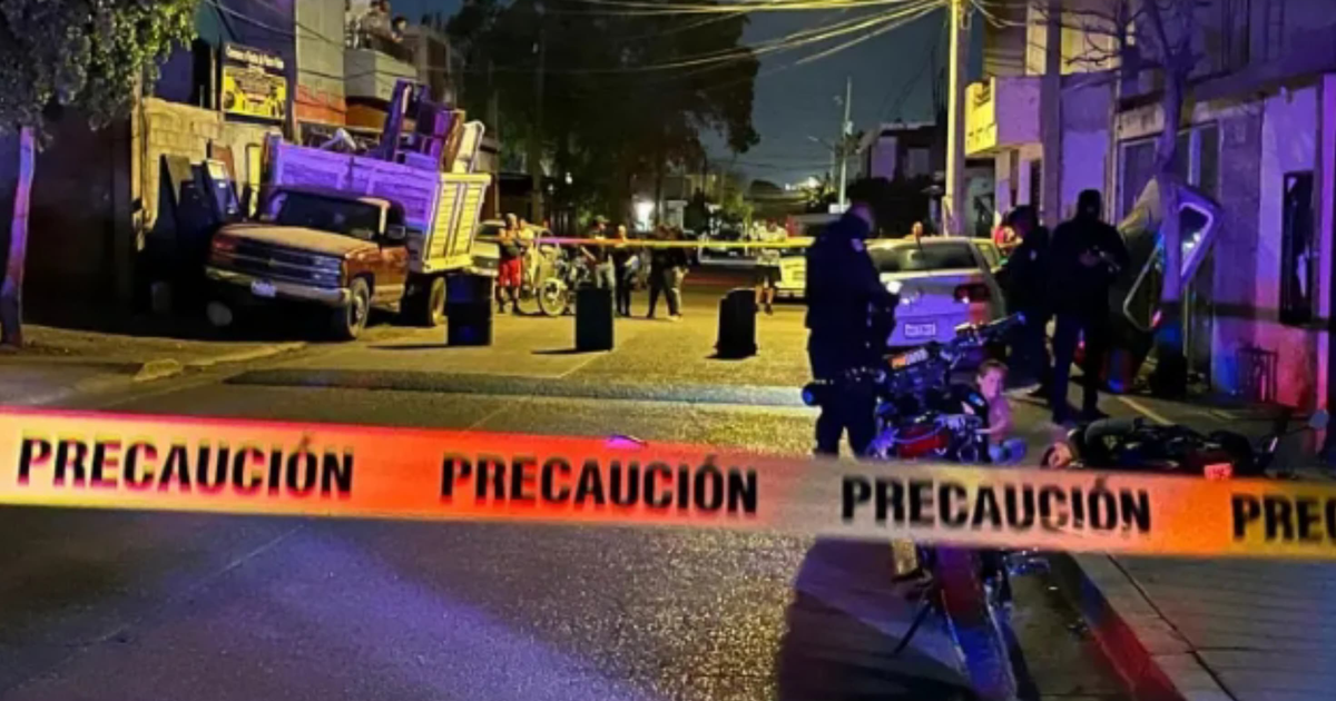 Escena nocturna de crimen en Culiacán con cinta de precaución y presencia policial.