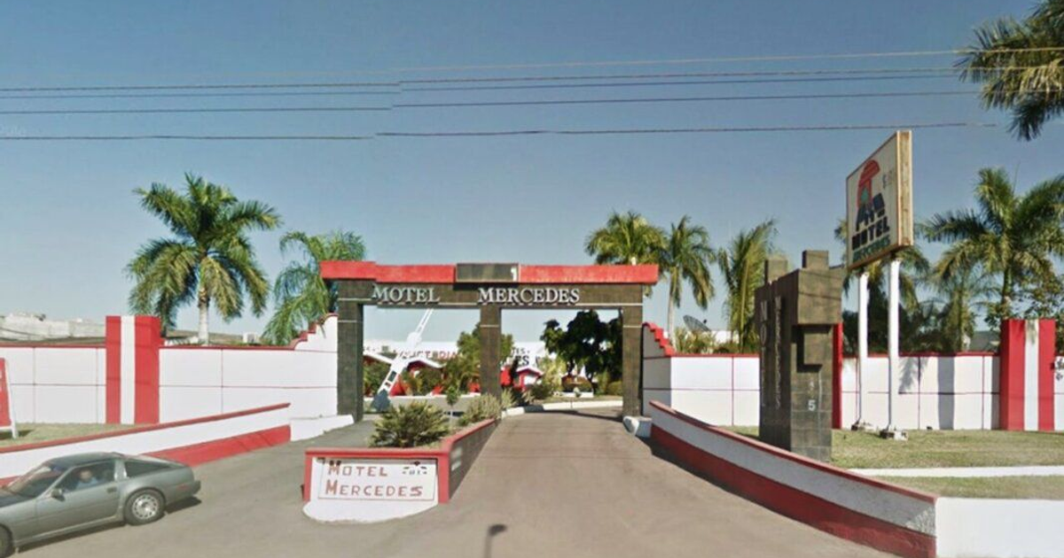 Entrada del Motel Mercedes en Culiacán con diseño rojo y blanco y palmeras alrededor.