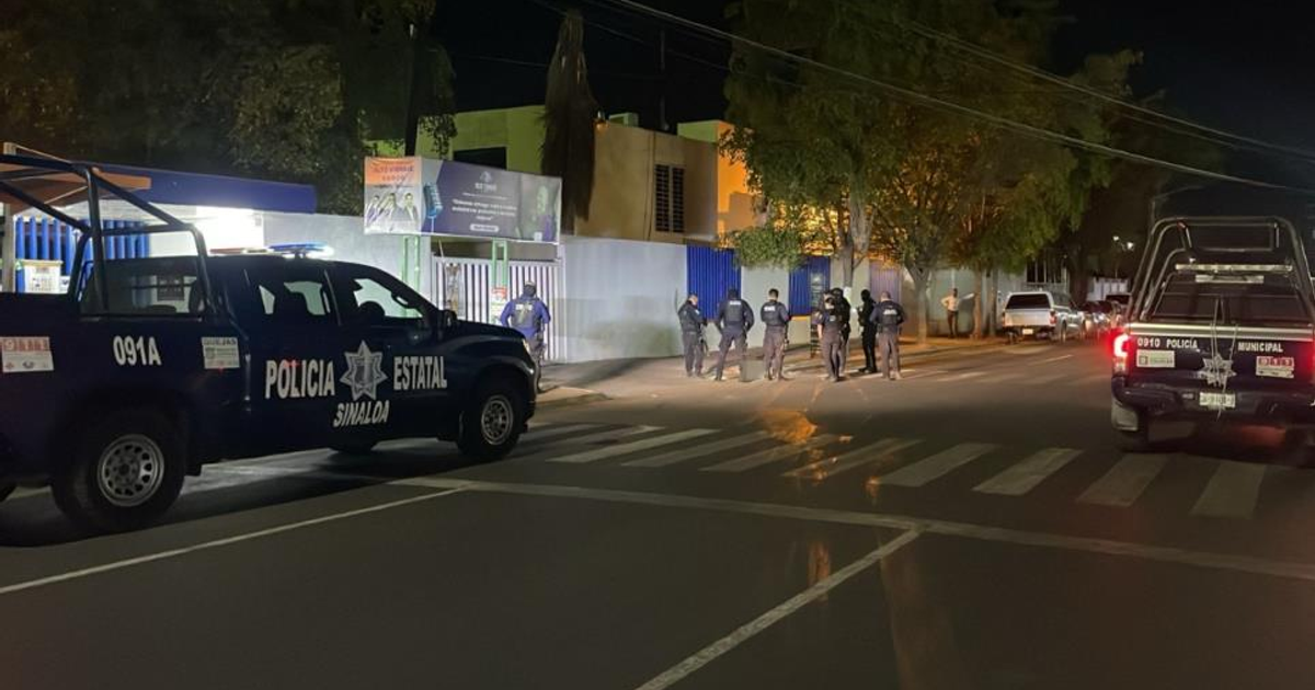 Operativo policial nocturno en Culiacán con patrullas y agentes tras hallazgo de cadáver.