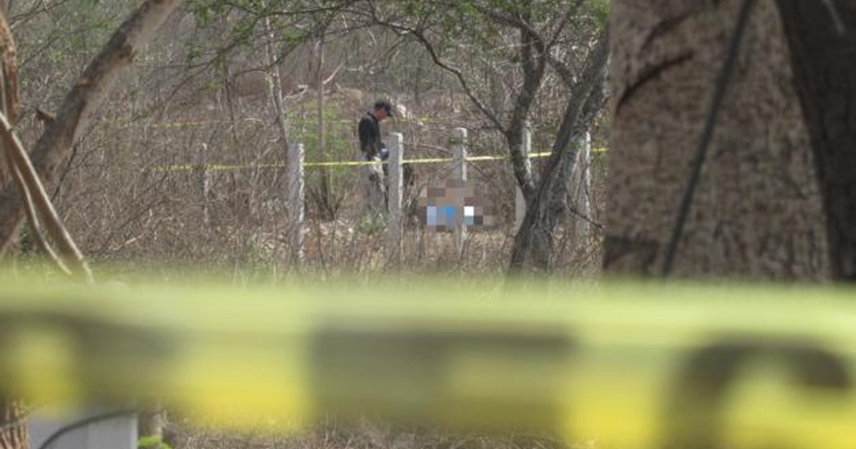 Escena del crimen en Mazatlán con motocicleta Italika DM200 y casquillos percutidos