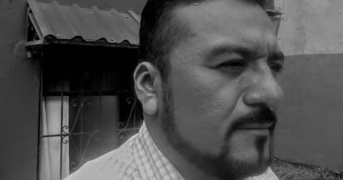 Persona en blanco y negro en entorno estructural, relacionada con el asesinato de David Castillejos Cruz en Oaxaca.