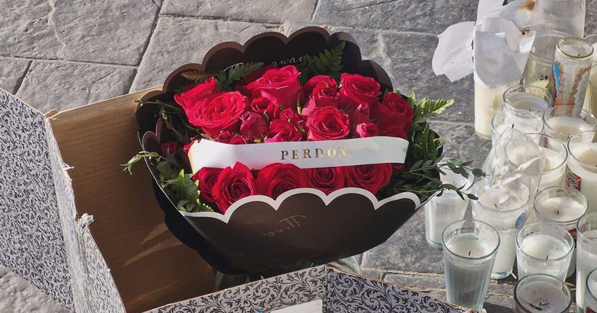 Ramo de rosas rojas con cinta 'PERDÓN' y velas encendidas en homenaje a tiktoker asesinada.