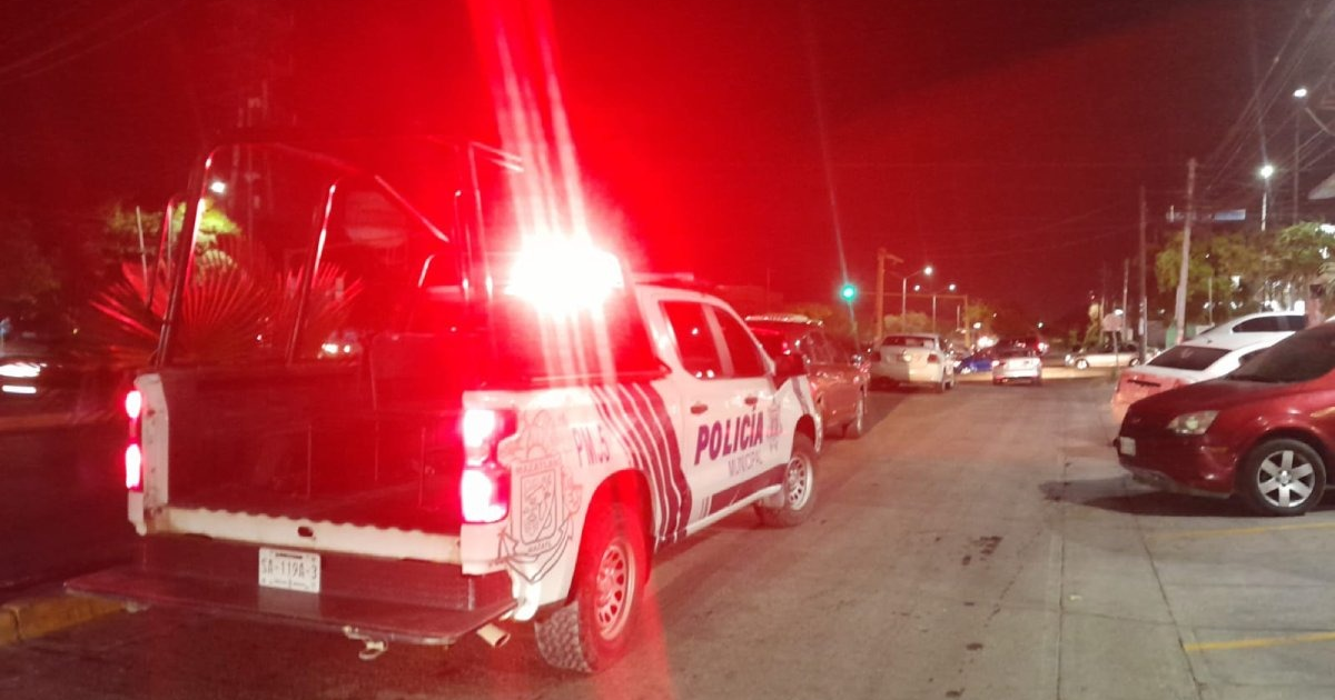 Vehículo policial con luces encendidas en escena de tiroteo nocturno en Mazatlán 2