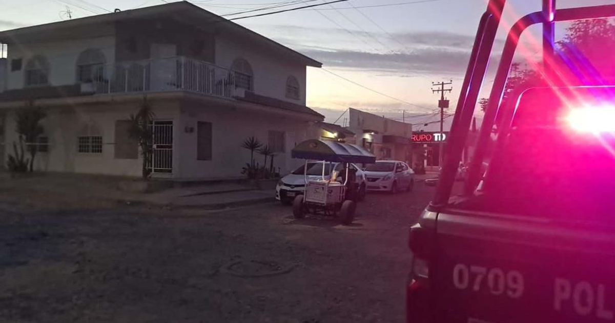 Calle de Culiacán con edificio, vehículos y patrulla tras tiroteo en colonia Margarita