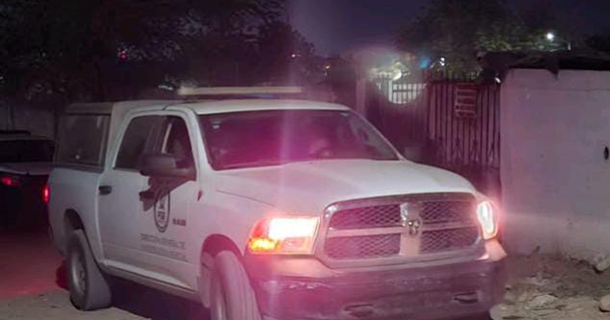 Camioneta blanca estacionada en zona oscura tras ataque armado en Providencia